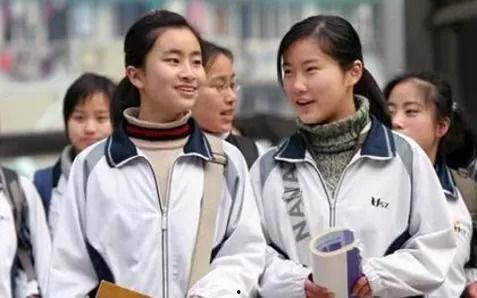 第三套校服爆料视频在线观看,视频爆料带你领略校园时尚新潮流 第1张 第三套校服爆料视频在线观看,视频爆料带你领略校园时尚新潮流 第1张